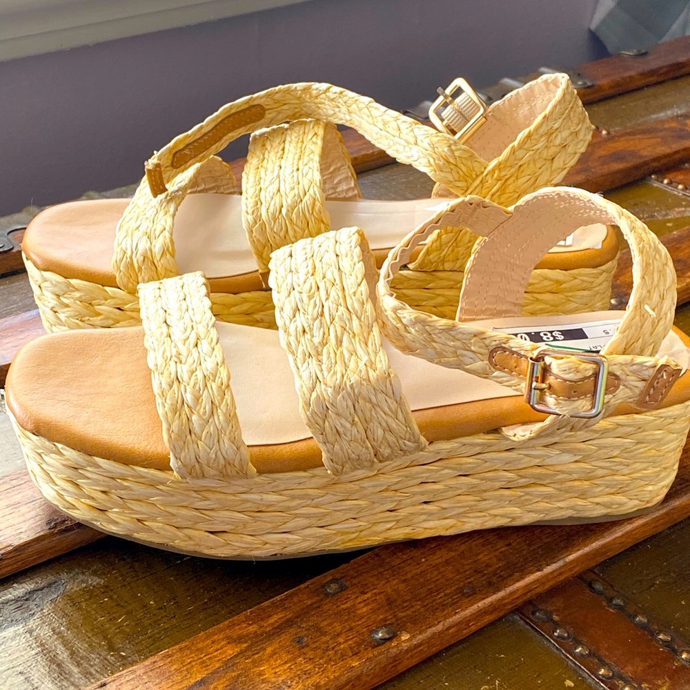 Bamboo platform straw sandals, tan, size 7.5